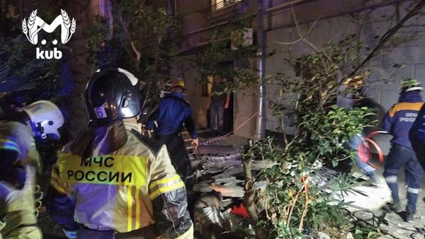 Балкон четвёртого этажа рухнул в центре Сочи, два жильца погибли