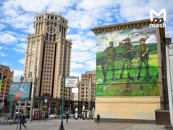 На Садовом кольце со стены дома пропало граффити с русскими военными в образе богатырей