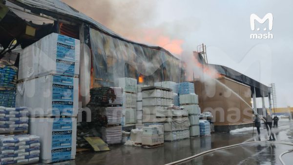 В подмосковной Балашихе загорелся ТЦ "Стройпарк"