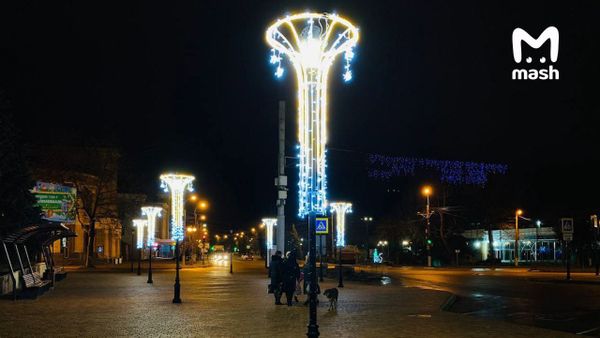 В центре Керчи повесили новогодние украшения в цветах украинского флага