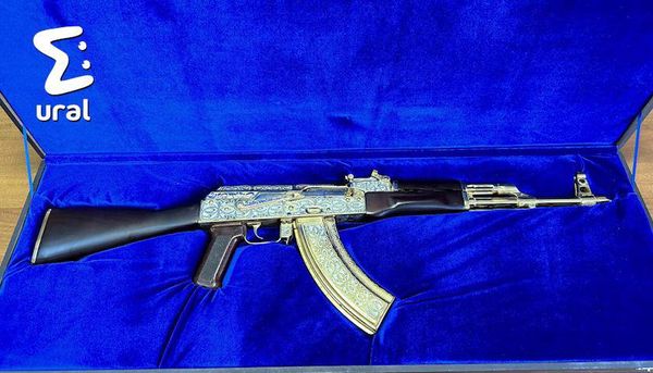 Челябинец пытался вывезти в Ташкент золотой автомат Калашникова