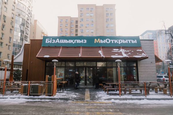 Рестораны "Макдоналдс" в Казахстане открылись без названия