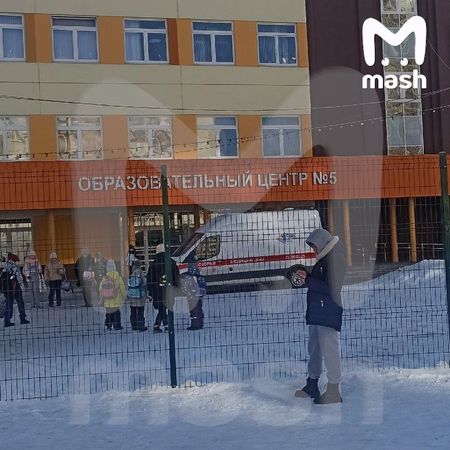 Драка подростков у образовательного центра в Челябинске попала на видео