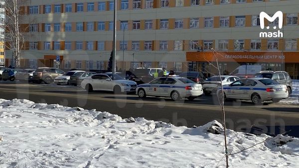 Драка подростков у образовательного центра в Челябинске попала на видео