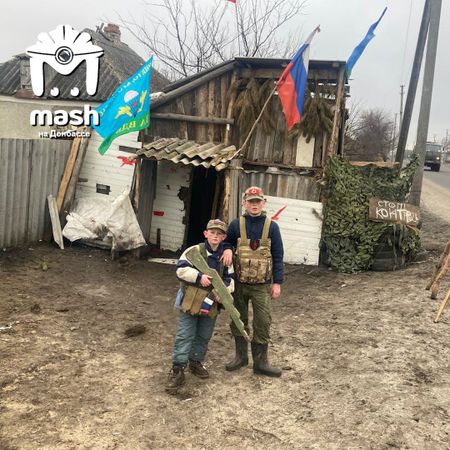 Юные жители ЛНР возвели из брёвен и шифера игрушечный блокпост у своего дома