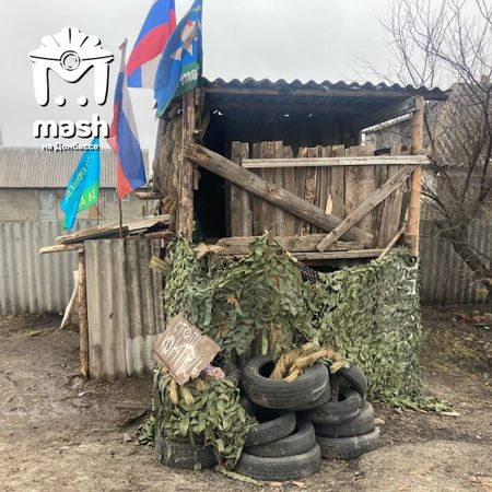 Юные жители ЛНР возвели из брёвен и шифера игрушечный блокпост у своего дома
