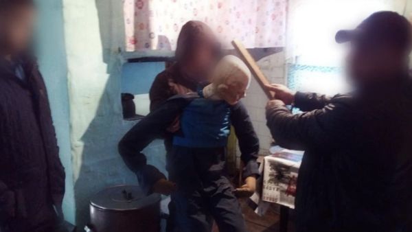 Мужчина поленом убил сельчанина в Емельяновском районе