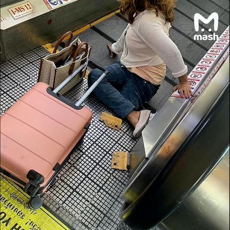 В аэропорту Бангкока пассажирке зажевало ногу траволатором