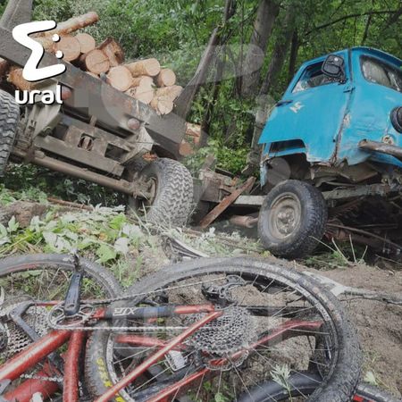 Лесовоз протаранил детскую команду по велоспорту у дороги в Кыштым, есть пострадавшие