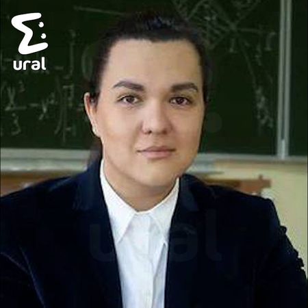 Сургутскому учителю пришлось уволиться из-за длинных волос и пальто