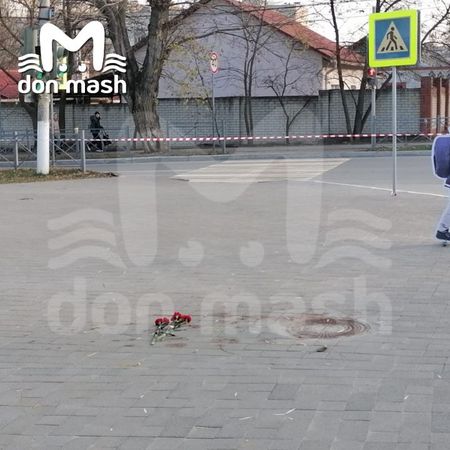 К месту, где застрелили Владимира Борисенко, неизвестный принёс цветы