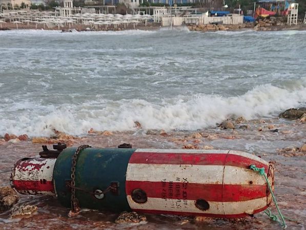 После шторма на берег в Севастополе выбросило реактивную мину