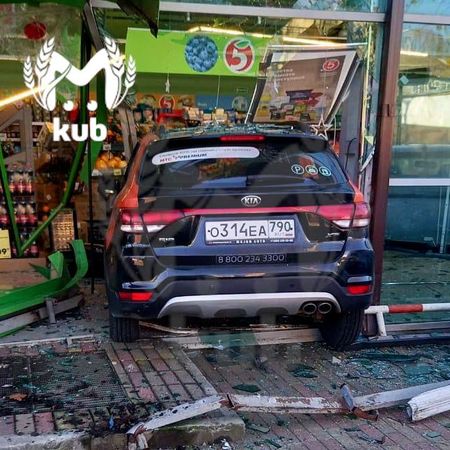 Водитель каршеринга Belkacar протаранил вход в сочинскую "Пятёрочку" в Вардане