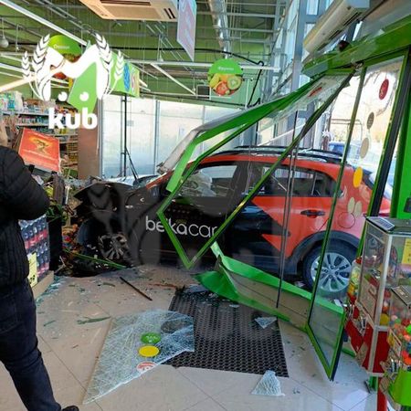 Водитель каршеринга Belkacar протаранил вход в сочинскую "Пятёрочку" в Вардане