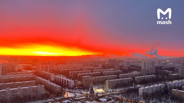 Москвичи делятся кадрами красочного рассвета в столице