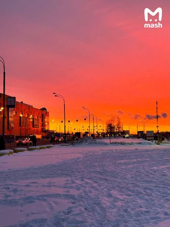 Москвичи делятся кадрами красочного рассвета в столице