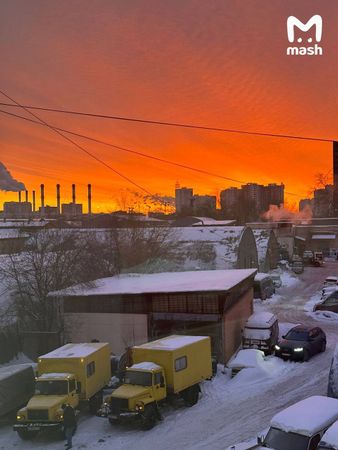 Москвичи делятся кадрами красочного рассвета в столице