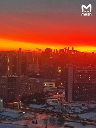 Москвичи делятся кадрами красочного рассвета в столице