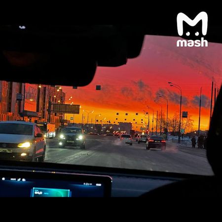 Москвичи делятся кадрами красочного рассвета в столице