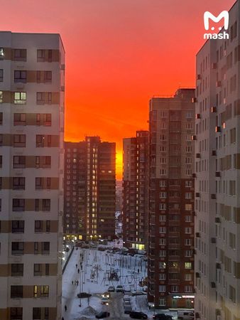 Москвичи делятся кадрами красочного рассвета в столице