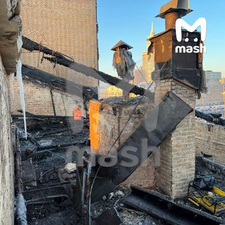 Названа предварительная причина пожара на крыше дома на Ленинградском шоссе в Москве