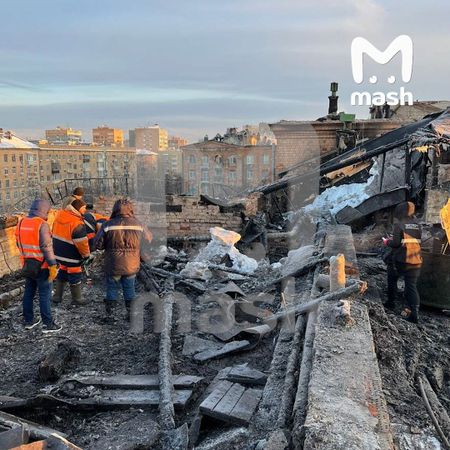 Названа предварительная причина пожара на крыше дома на Ленинградском шоссе в Москве