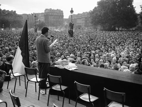 Мама Этель на митинге вместе с внуками
