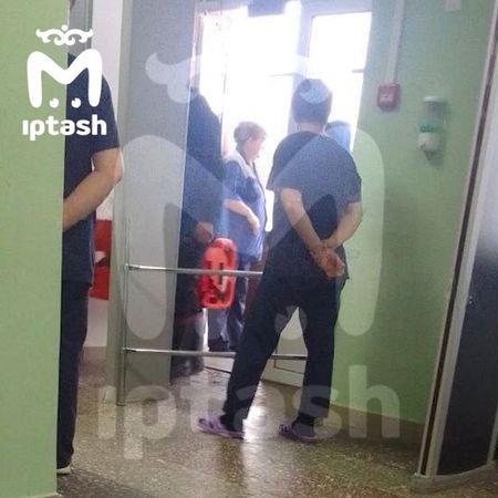 Девочка приревновала одноклассницу к парню и выпрыгнула с третьего этажа в казанской школе № 129