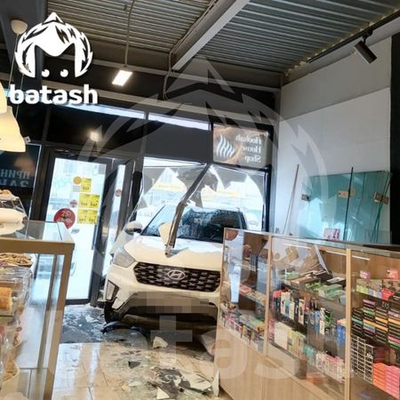 В Уфе женщина на иномарке протаранила ларёк с пекарней