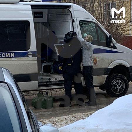 В Лобне в машине во дворе дома обнаружили взрывчатку