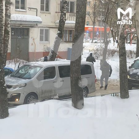 В Лобне в машине во дворе дома обнаружили взрывчатку