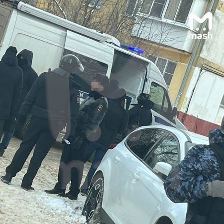 В Лобне в машине во дворе дома обнаружили взрывчатку
