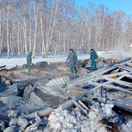 На месте сгоревшей трапезной монастыря в Омской области совершили крестный ход