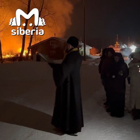 На месте сгоревшей трапезной монастыря в Омской области совершили крестный ход