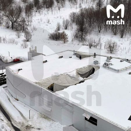 В Ледовом дворце имени Плющенко на юго-западе Москвы обвалилась мембранная кровля