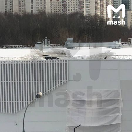 В Ледовом дворце имени Плющенко на юго-западе Москвы обвалилась мембранная кровля
