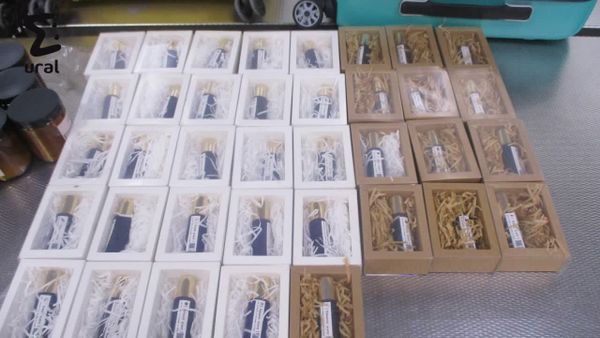 Тридцать восемь килограммов духов нашли таможенники Кольцово у бизнесвуман, прилетевшей из Дубая