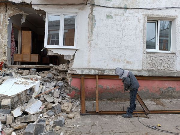 Обрушилась стена дома в Стаханове
