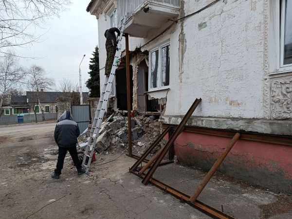 Обрушилась стена дома в Стаханове