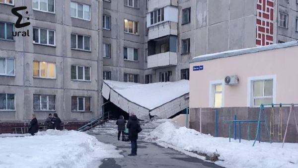 Козырек многоэтажки рухнул и едва не придавил женщину в Челябинске