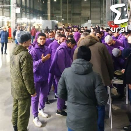 Силовики нагрянули на склад Wildberries в Екатеринбурге и вручили повестки в военкомат 30 мигрантам