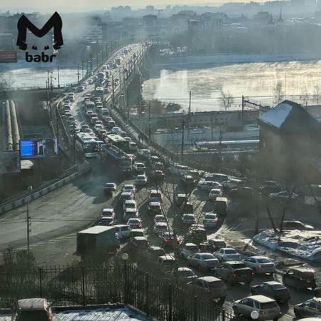 Глухая пробка в Иркутске растянулась на Глазковском мосту