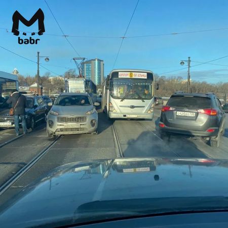 Глухая пробка в Иркутске растянулась на Глазковском мосту
