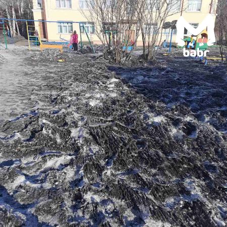 Чёрный снег и серый лёд обнаружили на территории школы-сада посёлка Дзержинск