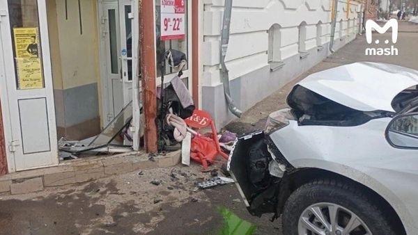 В Костроме вылетевшая на тротуар иномарка сбила женщину с коляской