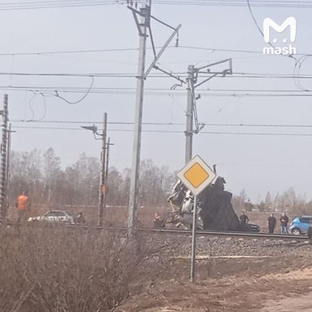 Поезд снёс рейсовый автобус на переезде в Ярославской области, есть погибшие