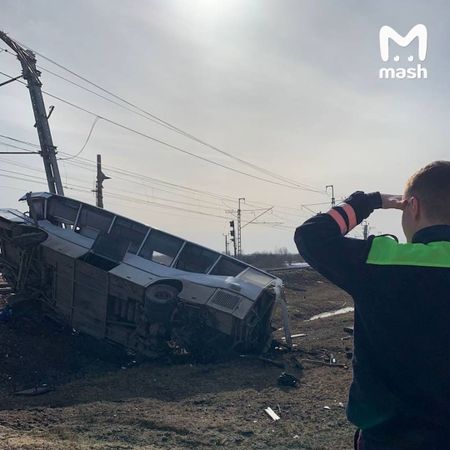 Поезд снёс рейсовый автобус на переезде в Ярославской области, есть погибшие