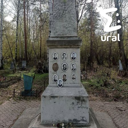 Вандалы осквернили братскую могилу участников группы Дятлова на Михайловском кладбище в Екатеринбурге
