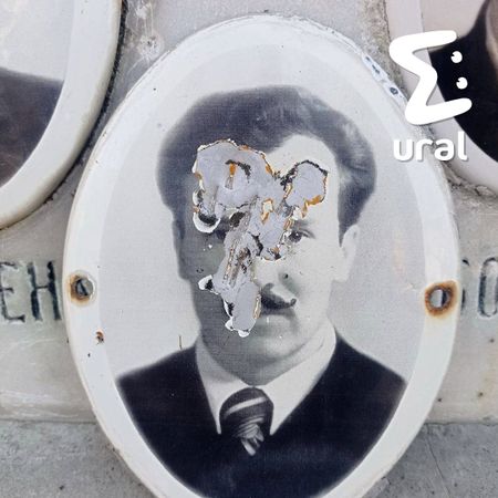 Вандалы осквернили братскую могилу участников группы Дятлова на Михайловском кладбище в Екатеринбурге