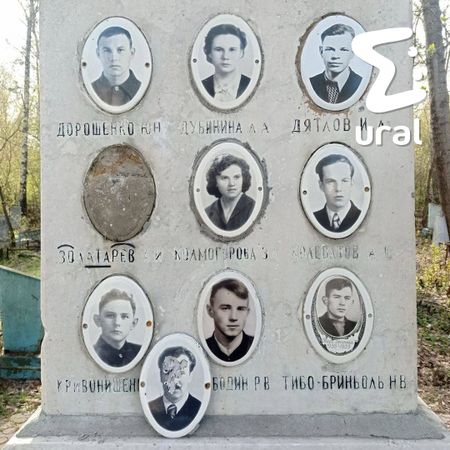 Вандалы осквернили братскую могилу участников группы Дятлова на Михайловском кладбище в Екатеринбурге